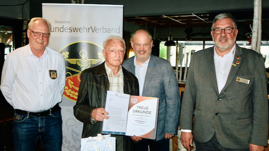 Der stellvertretende Vorsitzende ERH aus dem Bundesvorstand, Ernst Wendland (von rechts), und Landes-Vize Dieter Götz dankten Stabsfeldwebel a.D. Arnold Graf für seine jahrzehntelange Treue zum DBwV – hier mit KERH-Vorsitzendem Ingo Osbahr. Foto: Ingo Osbahr