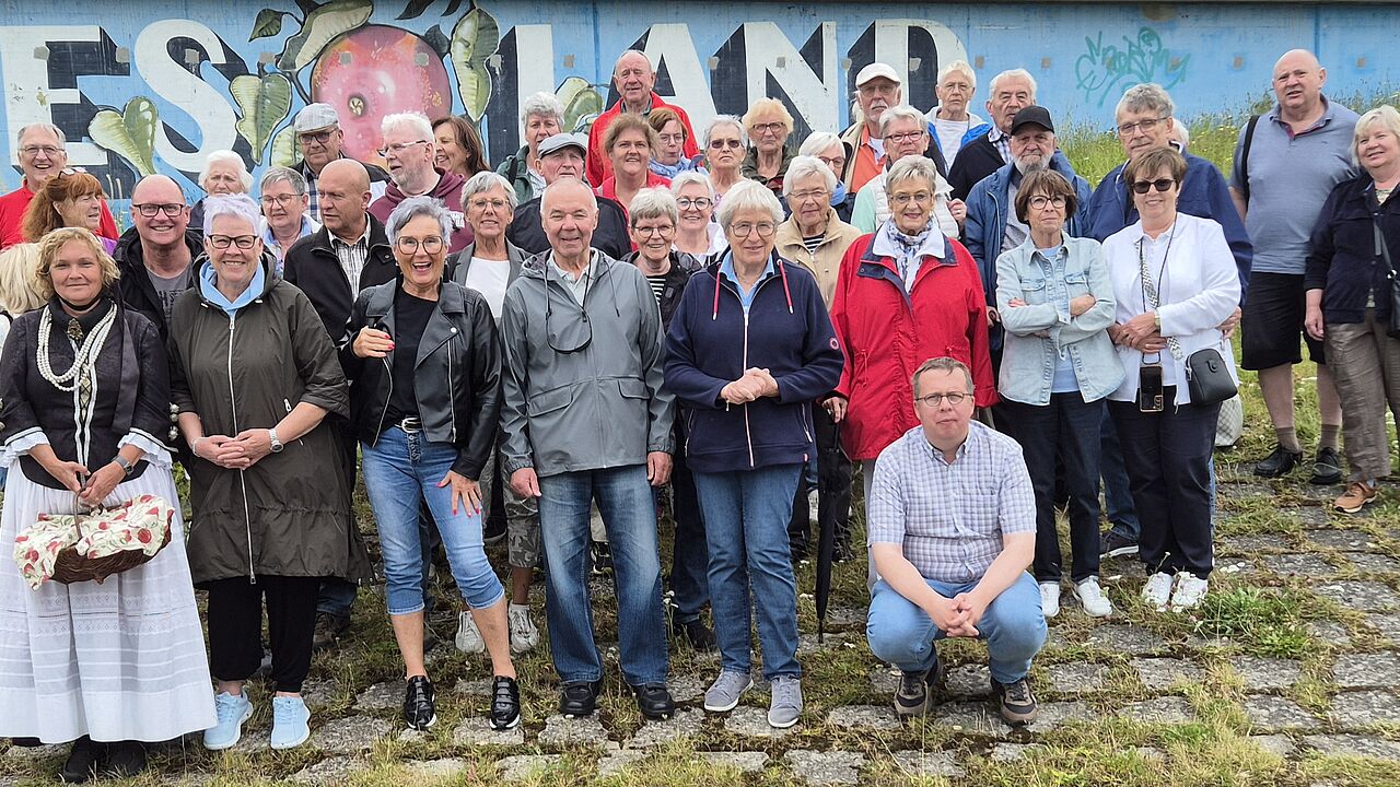 Die Reisegruppe der Kameradschaft ERH Würzburg Veitshöchheim auf ihrer fünf-tägigen Tour ins Alte Land mit Abstecher nach Hamburg, Bremervörde und Bremerhaven. Foto: Roland Stengl