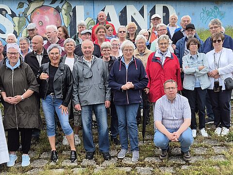 Die Reisegruppe der Kameradschaft ERH Würzburg Veitshöchheim auf ihrer fünf-tägigen Tour ins Alte Land mit Abstecher nach Hamburg, Bremervörde und Bremerhaven. Foto: Roland Stengl