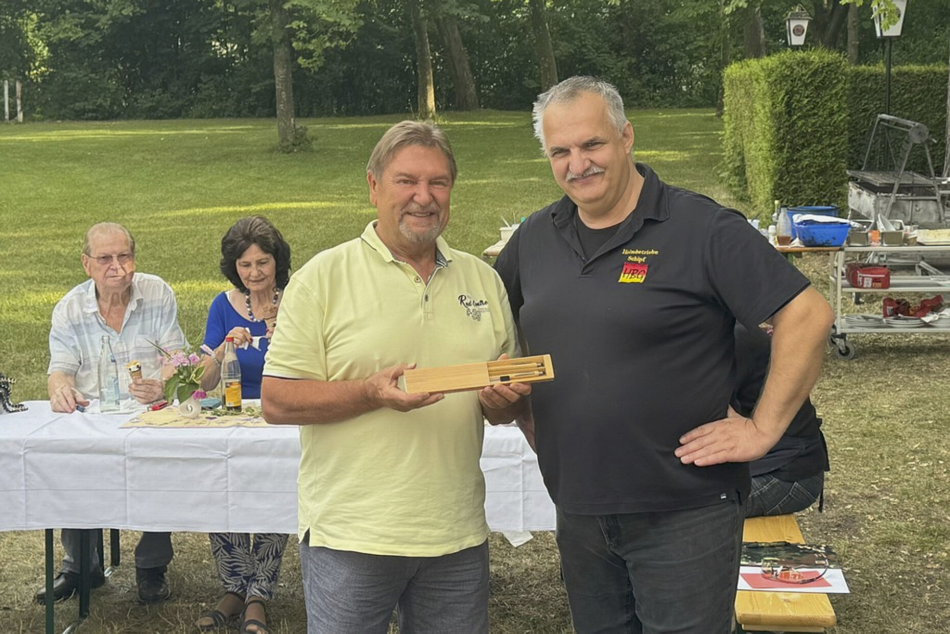 Vorsitzender Stabsfeldwebel a.D. Michael Lipp dankte Heimbetriebsleiter Thomas Schipf für die Unterstützung. Foto: li