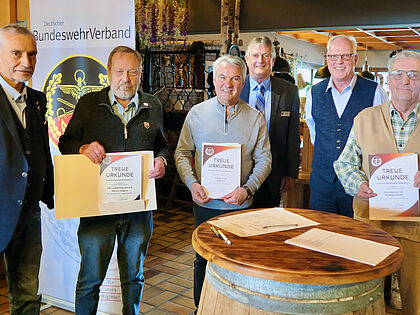 Während der Mitgliederversammlung der KERH Erding/Freising wurden folgende Gäste und Mitglieder geehrt: Hauptmann a. D. Roland Ehrenberger (von links), Oberstabsfeldwebel a. D. Helmut Wagner, Hauptmann a. D. Dieter Karl, Oberstabsfeldwebel a. D. Bernhard Hauber, Oberstleutnant a. D. Ingo Osbahr und Oberstleutnant a. D. Wolfgang Aumann. Foto: KERH Erding/Freising