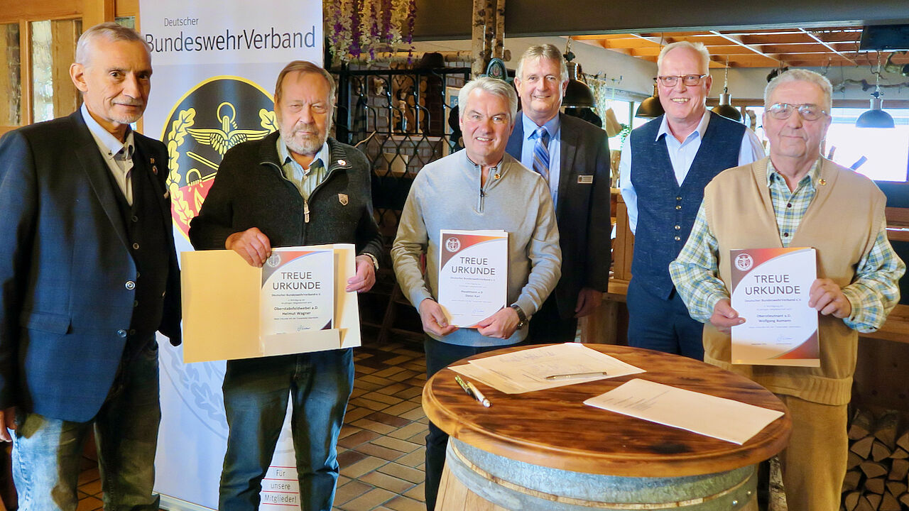 Während der Mitgliederversammlung der KERH Erding/Freising wurden folgende Gäste und Mitglieder geehrt: Hauptmann a. D. Roland Ehrenberger (von links), Oberstabsfeldwebel a. D. Helmut Wagner, Hauptmann a. D. Dieter Karl, Oberstabsfeldwebel a. D. Bernhard Hauber, Oberstleutnant a. D. Ingo Osbahr und Oberstleutnant a. D. Wolfgang Aumann. Foto: KERH Erding/Freising