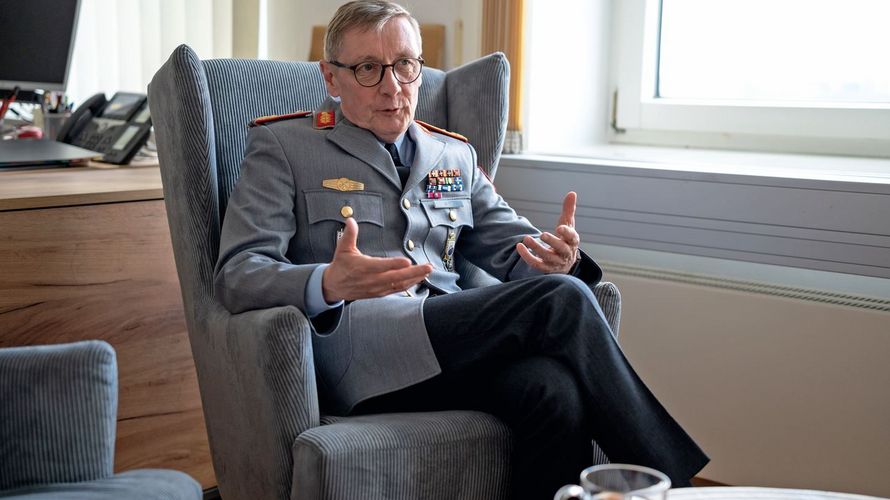 „Ich bin persönlich ein Verfechter der Wehrpflicht – die übrigens nie abgeschafft, sondern lediglich ausgesetzt wurde. Ohne sie wäre ich wahrscheinlich nie Soldat geworden und es bis heute geblieben“, Generalmajor Ansgar Meyer, Kommandeur des Zentrums Innere Führung der Bundeswehr, im Gespräch. Foto: PIZZInFü