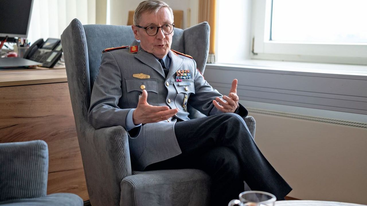 „Ich bin persönlich ein Verfechter der Wehrpflicht – die übrigens nie abgeschafft, sondern lediglich ausgesetzt wurde. Ohne sie wäre ich wahrscheinlich nie Soldat geworden und es bis heute geblieben“, Generalmajor Ansgar Meyer, Kommandeur des Zentrums Innere Führung der Bundeswehr, im Gespräch. Foto: PIZZInFü
