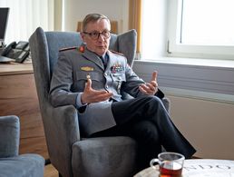 „Ich bin persönlich ein Verfechter der Wehrpflicht – die übrigens nie abgeschafft, sondern lediglich ausgesetzt wurde. Ohne sie wäre ich wahrscheinlich nie Soldat geworden und es bis heute geblieben“, Generalmajor Ansgar Meyer, Kommandeur des Zentrums Innere Führung der Bundeswehr, im Gespräch. Foto: PIZZInFü