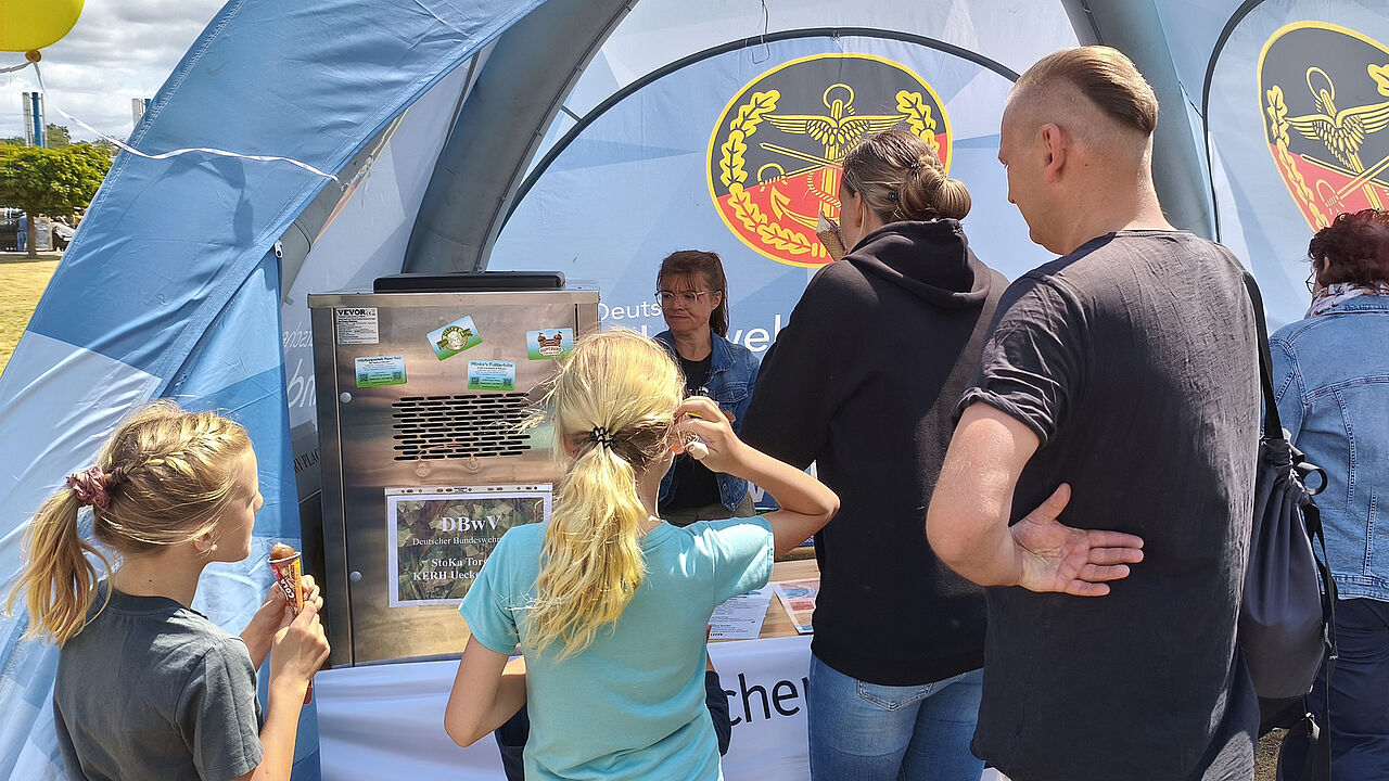 Die Eismaschine der StOKa Torgelow erwies sich beim Tag der offenen Tür als wahrer Magnet, der den Besucheransturm am Stand des DBwV nicht abreißen lies