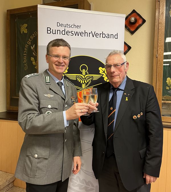 Der Bundesvorsitzende Oberst André Wüstner dankte Oberst a.D. Jürgen Damm für seine Mandatsträgerschaft im DBwV. Foto: DBwV/Eva Krämer 