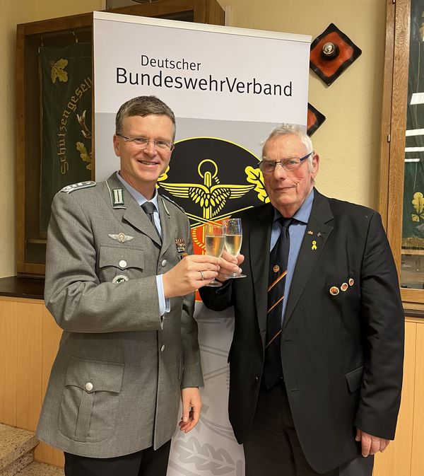 Der Bundesvorsitzende Oberst André Wüstner dankte Oberst a.D. Jürgen Damm für seine Mandatsträgerschaft im DBwV. Foto: DBwV/Eva Krämer