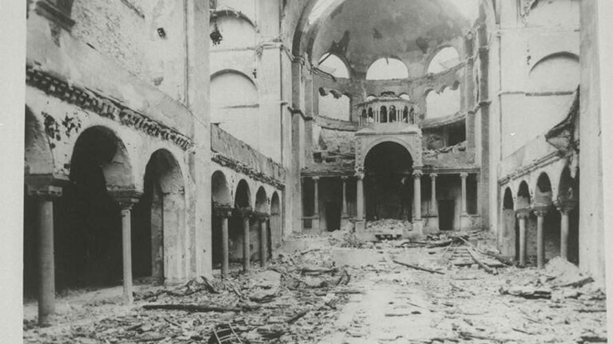 Blick ins Innere der verwüsteten Synagoge an der Berliner Fasanenstraße Foto: Bundesarchiv
