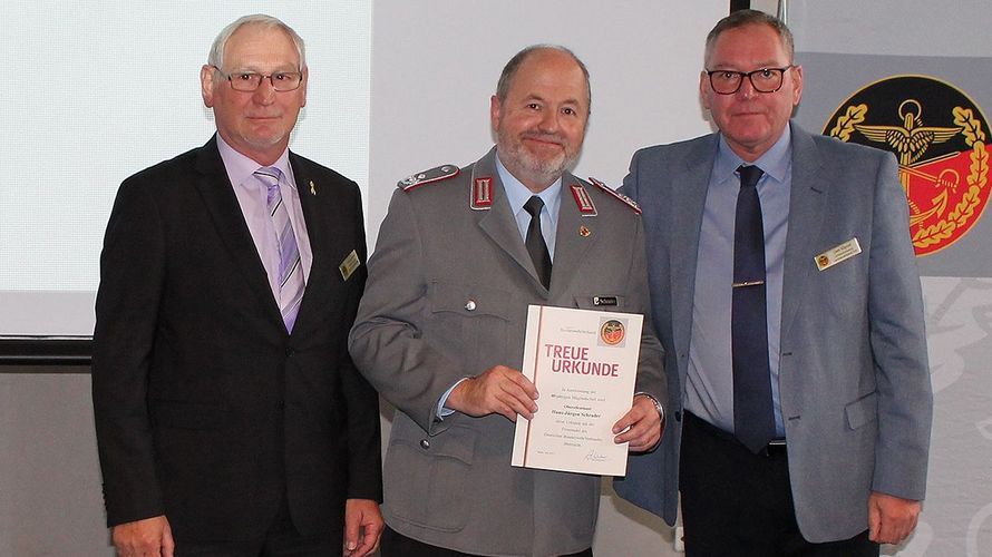 v.l.: Stabsfeldwebel a.D. Frank Udo Reiche, Oberstleutnant Hans-Jürgen Schrader und Hauptmann a.D. Uwe Köpsel (Foto: DBwV/LV Ost)