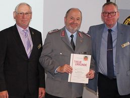 v.l.: Stabsfeldwebel a.D. Frank Udo Reiche, Oberstleutnant Hans-Jürgen Schrader und Hauptmann a.D. Uwe Köpsel (Foto: DBwV/LV Ost)