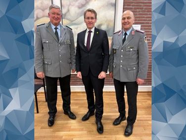 Oberst Thomas Behr (Vorsitzender Landesverband Nord), Ministerpräsident Daniel Günther (CDU) und Oberst Axel Schneider. Foto: DBwV