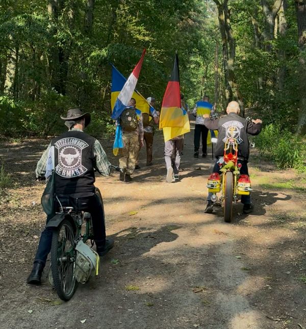 Auch die Ritzelcowboys begleiteten Teile des Marsches auf ihren markanten Fahrrädern. Foto: DBwV