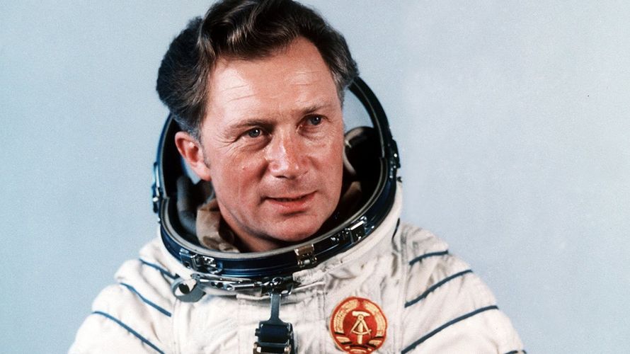 Der Kosmonaut Sigmund Jähn, aufgenommen nach seinem erfolgreichen Flug mit dem sowjetischen Raumschiff Sojus 31 zur Raumstation MIR. Foto: picture alliance/KEYSTONE