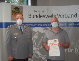 Oberfeldwebel d.R. Klaus Schroedter (r.) erhielt die Verdienstnadel des DBwV in Silber. Foto: DBwV