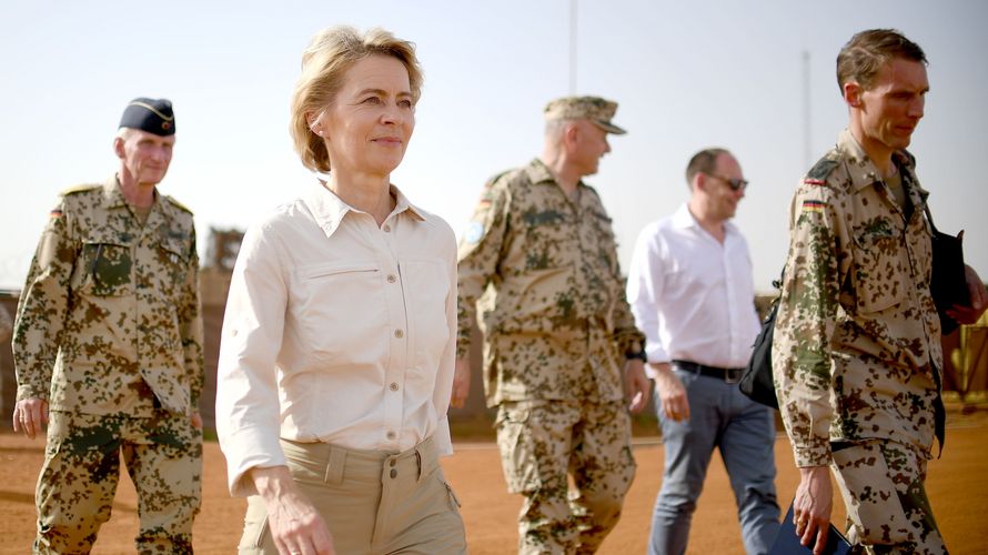 Bundesverteidigungsministerin Ursula von der Leyen (CDU) beim Gang durch das Camp Castor in Gao Foto: dpa