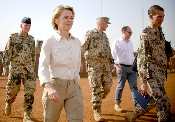 Bundesverteidigungsministerin Ursula von der Leyen (CDU) beim Gang durch das Camp Castor in Gao Foto: dpa 