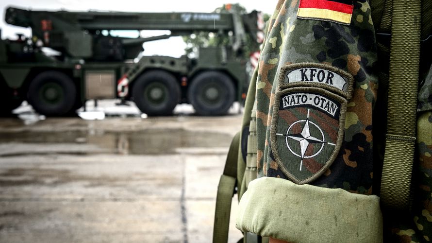Seit 1999 ist die Bundeswehr im Kosovo im Einsatz. Rund 150 zusätzliche Soldatinnen und Soldaten will Deutschland im kommenden Jahr in die frühere serbische Provinz entsenden. Foto: picture alliance/dpa | Sina Schuldt