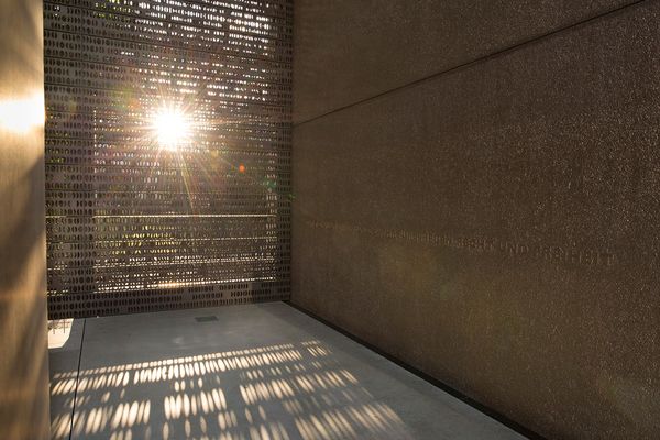Die Öffnungen in der bronzenen Hülle des Ehrenmals sind den Erkennungsmarken der Soldatinnen und Soldaten nachempfunden. Foto: DBwV/gr. Darrelmann