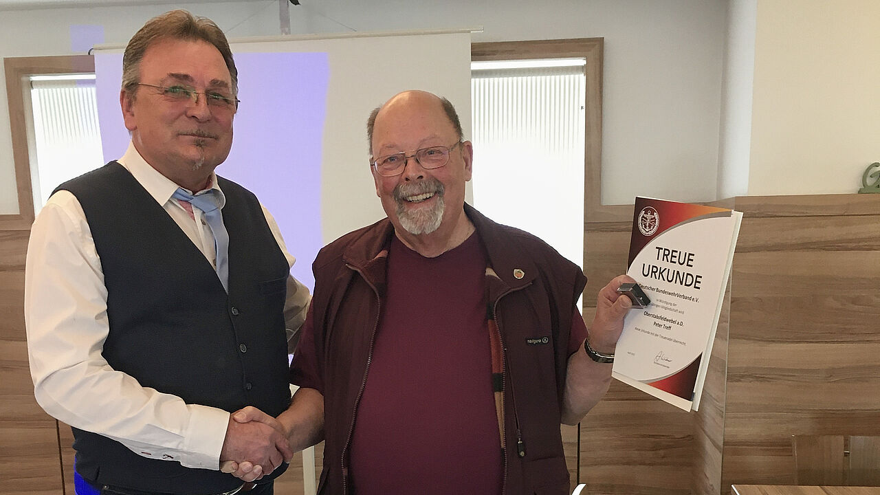 Stabsfeldwebel a.D. Franz Jung dankt Oberstabsfeldwebel a.D. Peter Treff für 25 Jahre Mitgliedschaft im DBwV. Foto: Walter Proneth