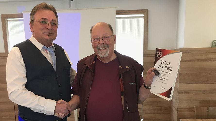 Stabsfeldwebel a.D. Franz Jung dankt Oberstabsfeldwebel a.D. Peter Treff für 25 Jahre Mitgliedschaft im DBwV. Foto: Walter Proneth