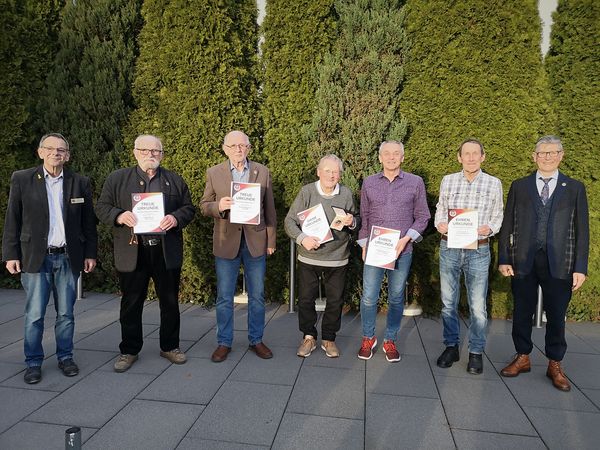 Unter den geehrten Mitglieder der für 40 Jahre Mandatstätigkeit ausgezeichnete Stabsfeldwebel a.D. Josef Feith (M.). Foto: sKERH Engstingen