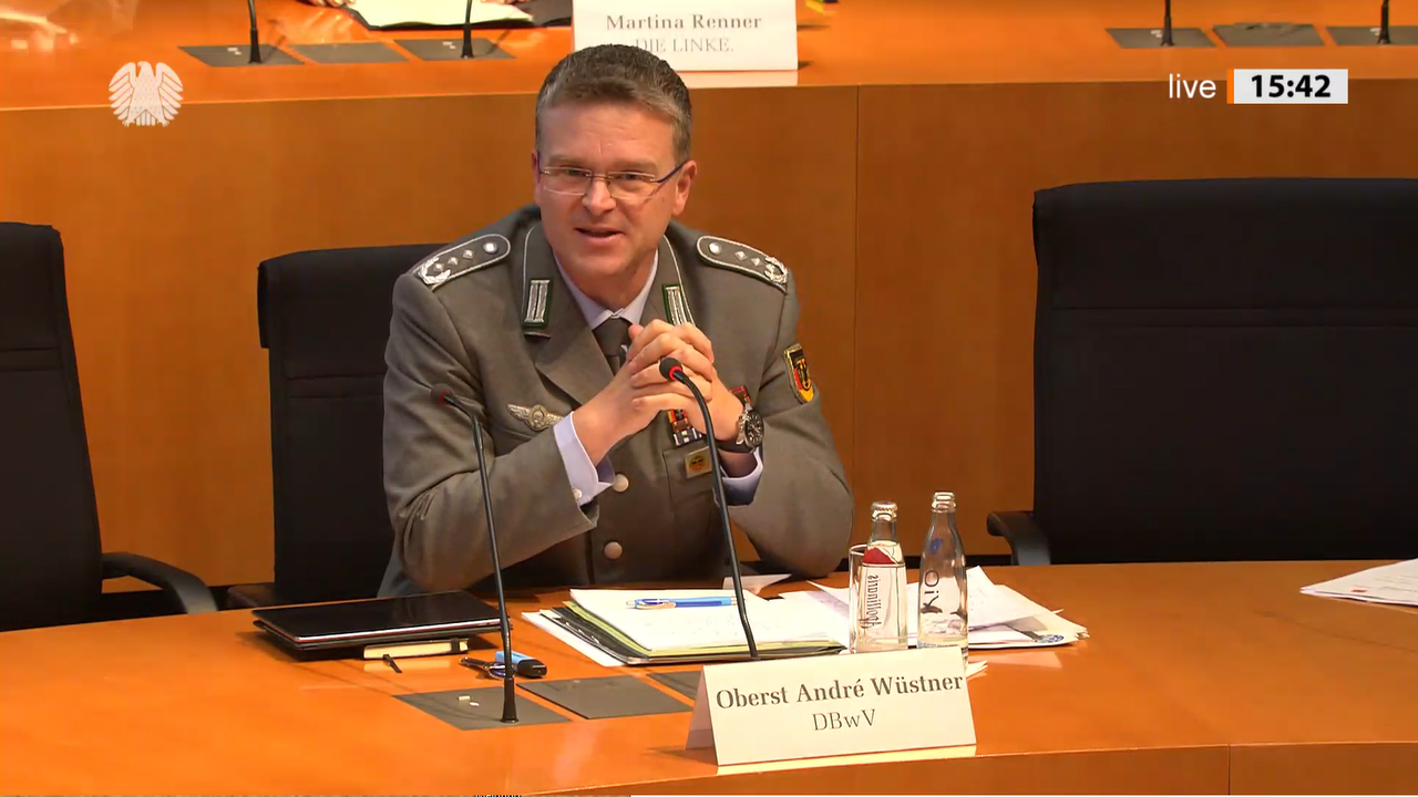 Der Bundesvorsitzende Oberst André Wüstner war gemeinsam mit dem Justitiar des Verbands, Major d.R. Christian Sieh, als Experte während der öffentlichen Anhörung zum Entwurf eines Gesetzes zur Beschleunigung der Entfernung von verfassungsfeindlichen Soldatinnen und Soldaten aus der Bundeswehr sowie zur Änderung weiterer soldatenrechtlicher Vorschriften gefragt. Foto: Screenshot