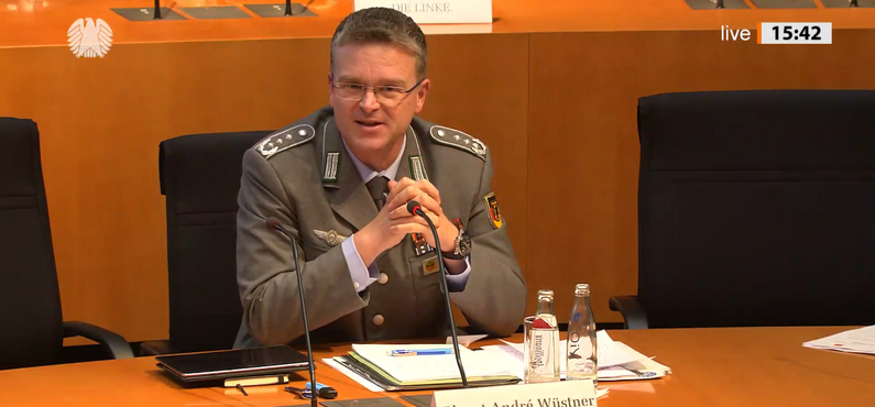 Der Bundesvorsitzende Oberst André Wüstner war gemeinsam mit dem Justitiar des Verbands, Major d.R. Christian Sieh, als Experte während der öffentlichen Anhörung zum Entwurf eines Gesetzes zur Beschleunigung der Entfernung von verfassungsfeindlichen Soldatinnen und Soldaten aus der Bundeswehr sowie zur Änderung weiterer soldatenrechtlicher Vorschriften gefragt. Foto: Screenshot