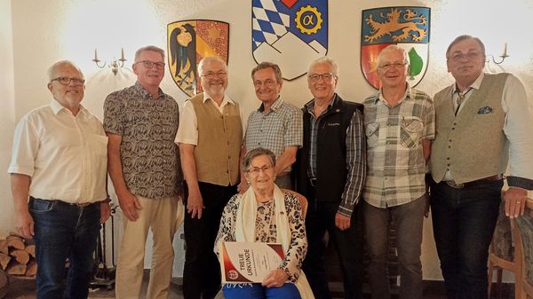 Vorsitzender Heinrich Petersen (v.l.) mit den geehrten Mitgliedern Hans Peter Titze, Hermann Neuner, Irmgard Sigmund, Wolfgang Schmolke, Dieter Pfähler, Dieter Krader sowie Bezirksvorsitzender Franz Jung. Foto: Manfred Odendahl