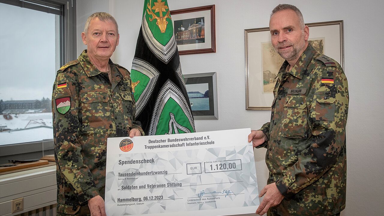 Zur symbolischen Übergabe kamen TruKa-Vorsitzender Hauptmann Steffen Naumann und Brigadegeneral Michael Matz stellvertretend für die Soldaten und Veteranen Stiftung im Dienstzimmer des Generals der Infanterie zusammen. Foto: Andrea Rippstein