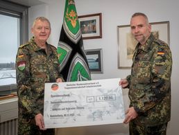 Zur symbolischen Übergabe kamen TruKa-Vorsitzender Hauptmann Steffen Naumann und Brigadegeneral Michael Matz stellvertretend für die Soldaten und Veteranen Stiftung im Dienstzimmer des Generals der Infanterie zusammen. Foto: Andrea Rippstein