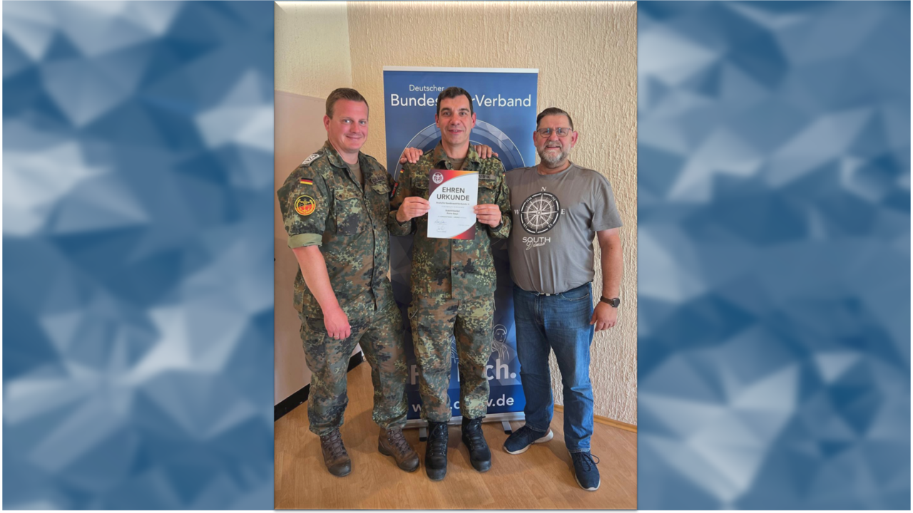 Bezirksvorsitzender Stabsfeldwebel Christian Schleicher mit dem ausgezeichneten Stabsfeldwebel Pierre Stoya und StoKa-Vorsitzendem Techn. Regierungshauptsekretär Wolfang Scharl. Foto: Christian Schleich