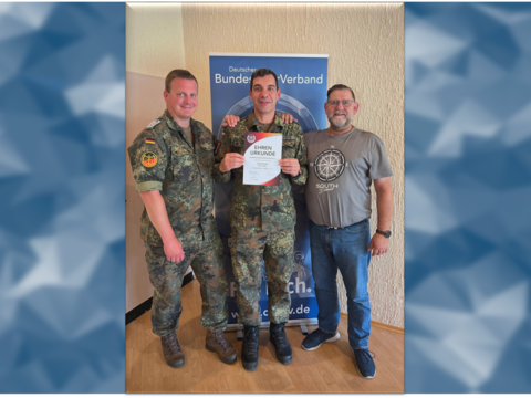 Bezirksvorsitzender Stabsfeldwebel Christian Schleicher mit dem ausgezeichneten Stabsfeldwebel Pierre Stoya und StoKa-Vorsitzendem Techn. Regierungshauptsekretär Wolfang Scharl. Foto: Christian Schleich