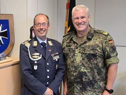 Der Befehlshaber des Zentralen Sanitätsdienstes der Bundeswehr, Generaloberstabsarzt Dr. Ralf Hoffmann (r.), empfing den Landesvorsitzenden West, Stabsfeldwebel Volker Keil, in Bonn. Foto: LV West