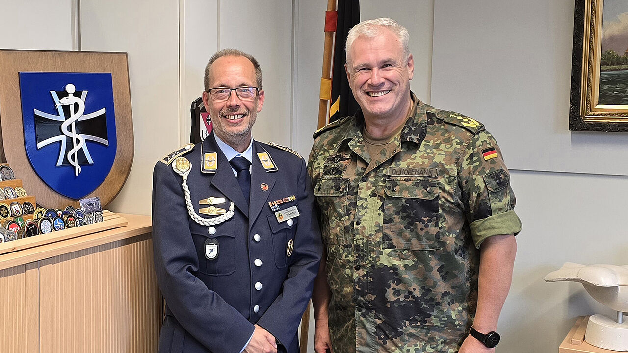Der Befehlshaber des Zentralen Sanitätsdienstes der Bundeswehr, Generaloberstabsarzt Dr. Ralf Hoffmann (r.), empfing den Landesvorsitzenden West, Stabsfeldwebel Volker Keil, in Bonn. Foto: LV West