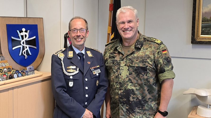 Der Befehlshaber des Zentralen Sanitätsdienstes der Bundeswehr, Generaloberstabsarzt Dr. Ralf Hoffmann (r.), empfing den Landesvorsitzenden West, Stabsfeldwebel Volker Keil, in Bonn. Foto: LV West