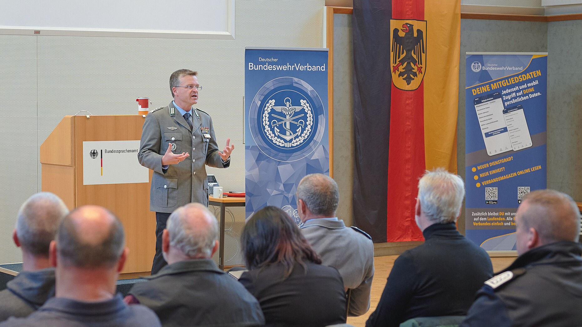 Bundesvorsitzender Oberst André Wüstner begründete Stärke und Erfolge des Verbandes mit den demokratischen Grundsätzen im DBwV. Foto: DBwV/Ingo Kaminsky
