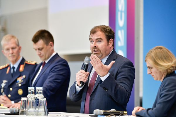 Auf verschiedenen Panels wurden Themen der Zeitenwende diskutiert. Dabei war auch der verteidigungspolitische Sprecher der CDU/CSU-Bundestagsfraktion Florian Hahn. Foto: CDU/CSU-Bundestagsfraktion