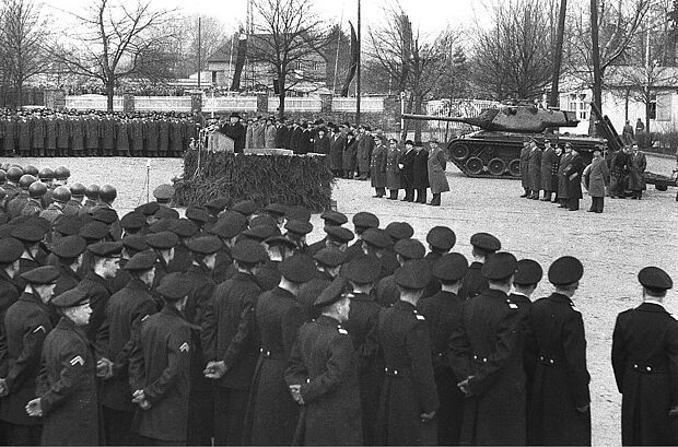 Am 20. Januar besucht der Bundeskanzler die „Wiege der Bundeswehr“ in Andernach. Angetreten sind Soldaten aller drei Teilstreitkräfte. Die Ausrüstung ist noch kärglich. Foto: ullstein bild