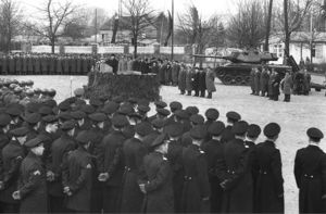 Am 20. Januar besucht der Bundeskanzler die „Wiege der Bundeswehr“ in Andernach. Angetreten sind Soldaten aller drei Teilstreitkräfte. Die Ausrüstung ist noch kärglich. Foto: ullstein bild