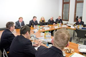 Den Fragen der Marinesoldaten stellten sich die Verteidigungspolitiker Ingo Gädechens, Doris Wagner und Wolfgang Hellmich.