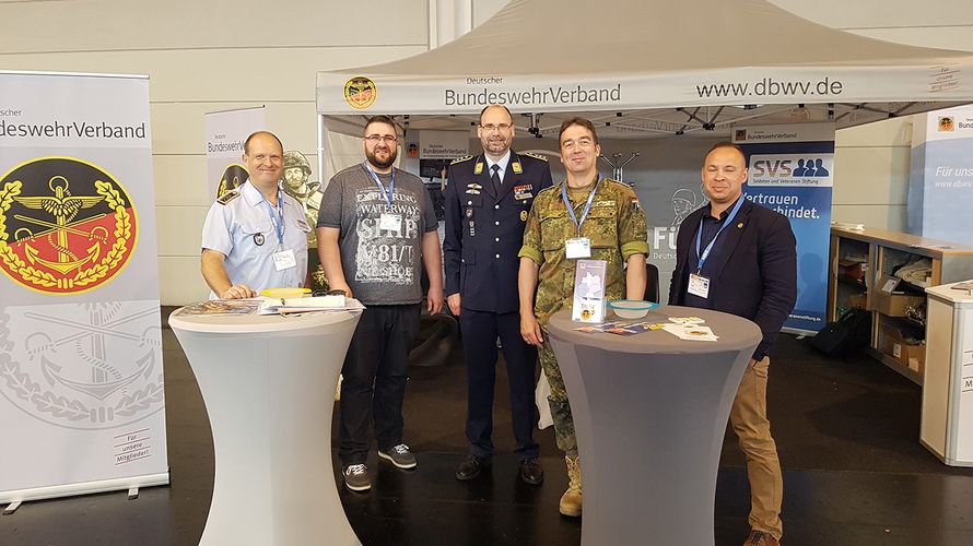 Am Stand des DBwV standen Fragen zum Thema Nachwuchsgewinnung in der Bundeswehr im Mittelpunkt Foto: DBwV