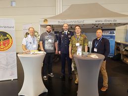 Am Stand des DBwV standen Fragen zum Thema Nachwuchsgewinnung in der Bundeswehr im Mittelpunkt Foto: DBwV