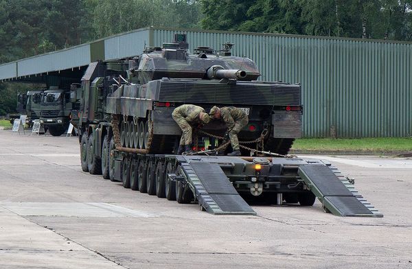 Der Panzer wird auf den Lkw Mammut verladen, um an den Zielort gebracht zu werden. Foto: DBwV/Vieth