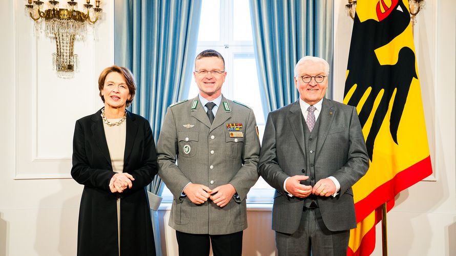 Im Schloss Bellevue: Der Bundesvorsitzende Oberst André Wüstner (M.) mit Bundespräsident Frank-Walter Steinmeier und seiner Ehefrau Elke Büdenbender. Foto: Bundesregierung/Steffen Kugler