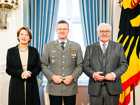 Im Schloss Bellevue: Der Bundesvorsitzende Oberst André Wüstner (Mitte) mit Bundespräsident Frank-Walter Steinmeier und seiner Ehefrau Elke Büdenbender. Foto: Bundesregierung/Steffen Kugler