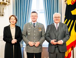 Im Schloss Bellevue: Der Bundesvorsitzende Oberst André Wüstner (M.) mit Bundespräsident Frank-Walter Steinmeier und seiner Ehefrau Elke Büdenbender. Foto: Bundesregierung/Steffen Kugler