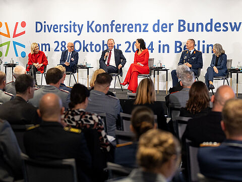 Auf verschiedenen Panels wurde über Diversität in der Bundeswehr diskutiert - für den DBwV nahm der Stellvertreter des Bundesvorsitzenden, Stabsfeldwebel a.D. Thomas Schwappacher (r.), teil. Foto: DBwV/Yann Bombeke