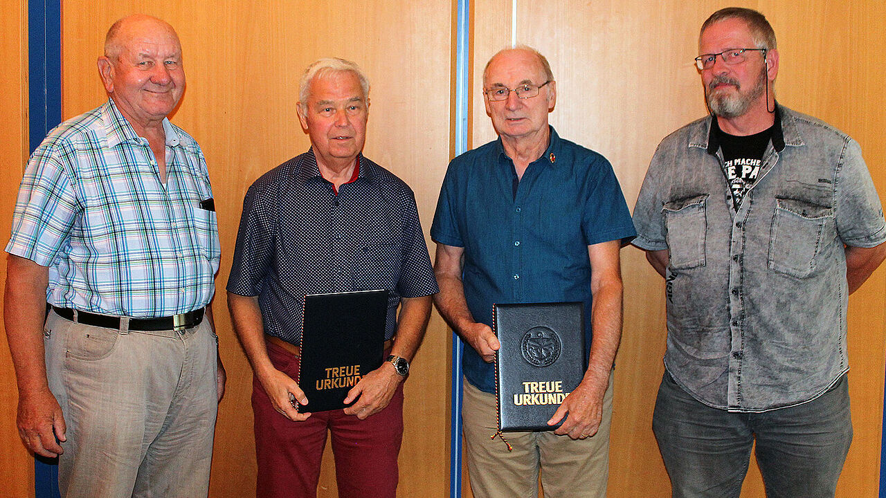 Vorsitzender Hans Günther Schäpers, die Jubilare Hans Werner Quadt und Günther Müller sowie der stellvertretende Vorsitzende der ERH, Michael Sadowski (v.l) Foto: KERH Unterer Niederrhein