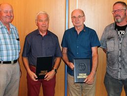 Vorsitzender Hans Günther Schäpers, die Jubilare Hans Werner Quadt und Günther Müller sowie der stellvertretende Vorsitzende der ERH, Michael Sadowski (v.l) Foto: KERH Unterer Niederrhein